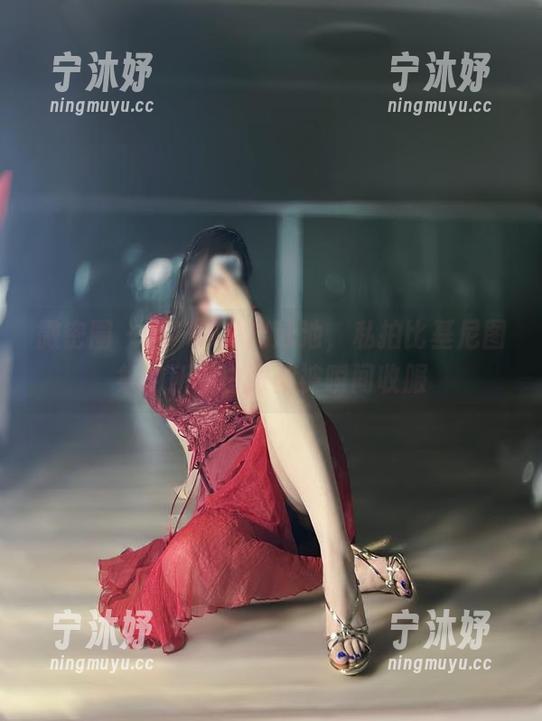 MIYA 微密圈 - 当MIYA出泳池,私拍比基尼图集的所有白眼都被瞬间收服