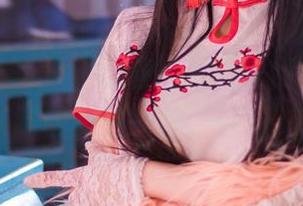 拥抱这张美图，喵糖映画给我们呈现了双马尾JK制服的另一种‘轻松’解读。