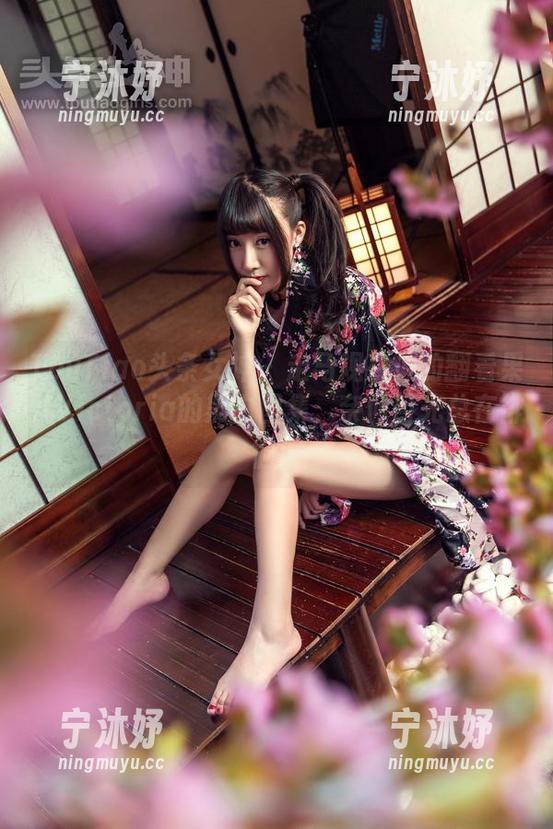 TouTiao头条女神-果儿Victoria TouTiao头条女神 - 走马观花似的翻看果儿Victoria的黑白图集,奈何目光总在徘徊!