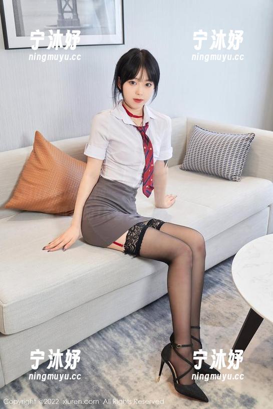 Xiuren秀人网-FoxYini孟狐狸 Xiuren秀人网 - 豪爽无圣光:FoxYini孟狐狸的JK套图就是这么直白!