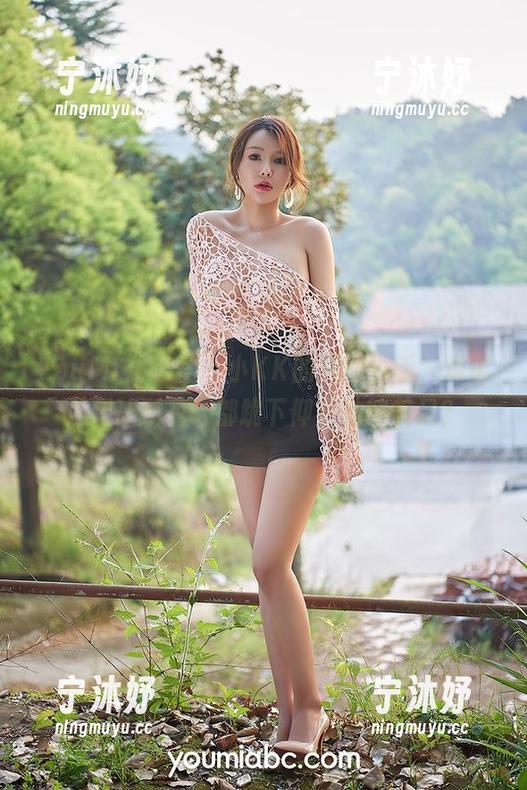YouMi尤蜜荟-小KK YouMi尤蜜荟 - 小KK的原图更新,难道是想让所有人都跪下仰望她的美足?