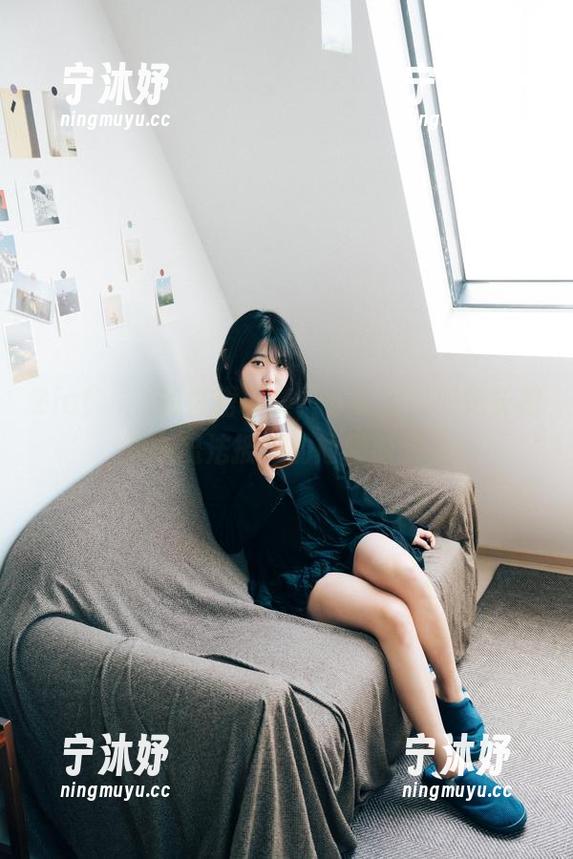 Zia(지아)的白裙合集，分享她如何把长裙变成魔法披风的尬聊时刻。
