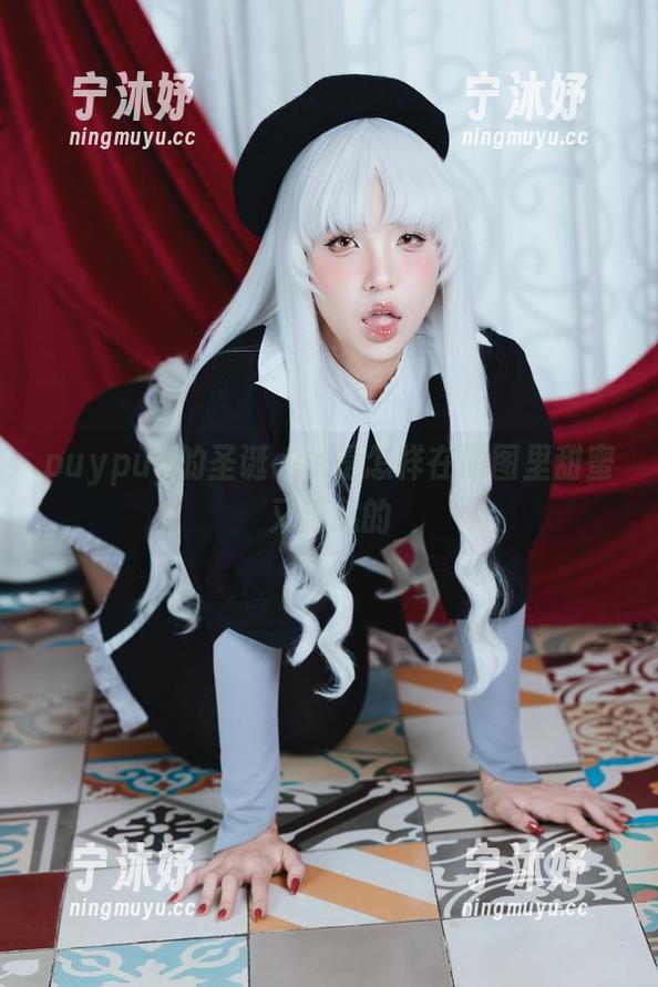 puypuy puypuy的圣诞cos是怎样在原图里甜蜜又犯愁的