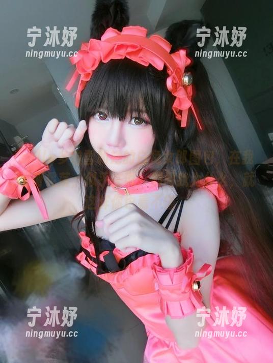 sally多啦雪和她的白兔女郎图包，在我眼前晃荡，似乎在说：别问我为什么，就这样你也看不懂。