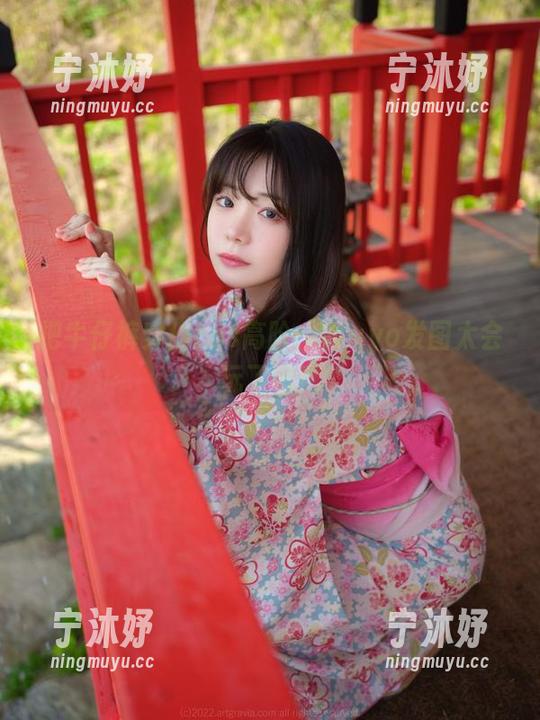 把牛仔裤穿出cos高阶，Wuyo发图太会玩了吧！