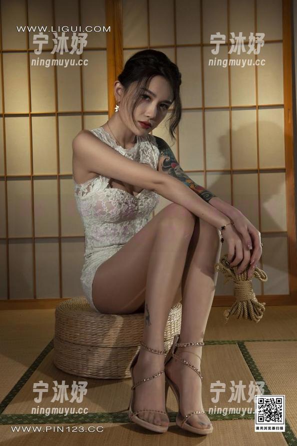 丽柜 - 柒柒坐下后，“裸足”原图还有谁能比？松一口气！
