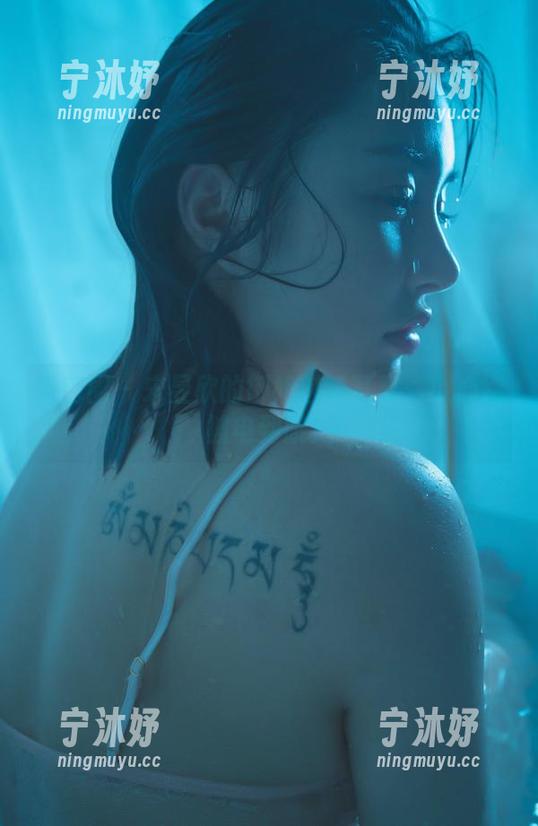宋昱欣 微密圈 - 宋昱欣的御姐魅惑写真:小心别被电到哦!
