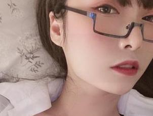 美图里的小泉学姐吖，穿着那件令人尖叫的皮衣，让人心发痒。