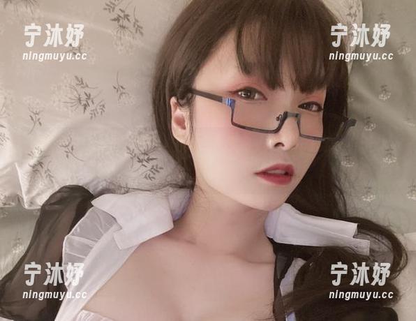 美图里的小泉学姐吖，穿着那件令人尖叫的皮衣，让人心发痒。