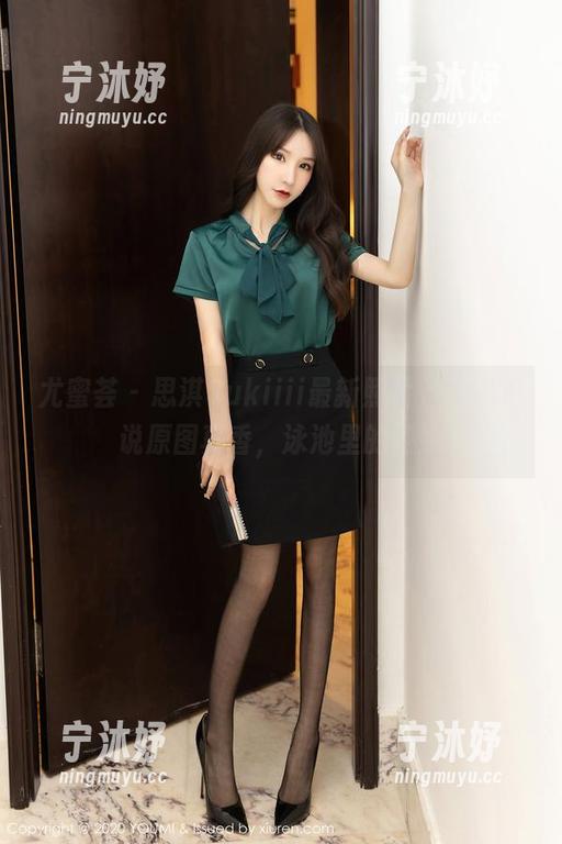尤蜜荟-思淇Sukiiii 尤蜜荟 - 思淇Sukiiii最新照片,不得不说原图真香,泳池里的惬意