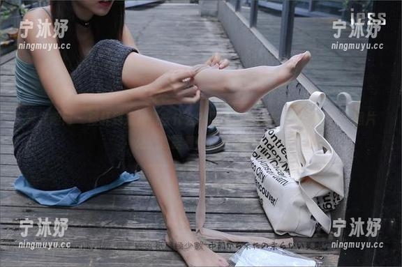 异思趣向-墨轩 异思趣向 - 墨轩到底知道些什么?原图里的野花、灰丝组合,照片处处透露着惊艳的气息。