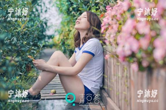 推女神-Lee小棠 推女神 - Lee小棠的御姐作品,大胆得让我有种想拿起画笔的冲动,同时又觉得自愧不如。
