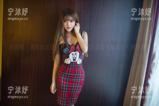 推女郎 - 娜露的美腿照片：这一张腿是该给五颗星吗？我在想要不要给。