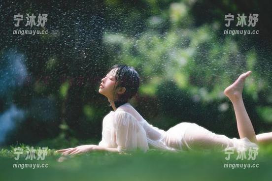 清水由乃 原图太美,清水由乃的蕾丝裙在田园间摇曳,就像夏风里那一抹柔软的光~