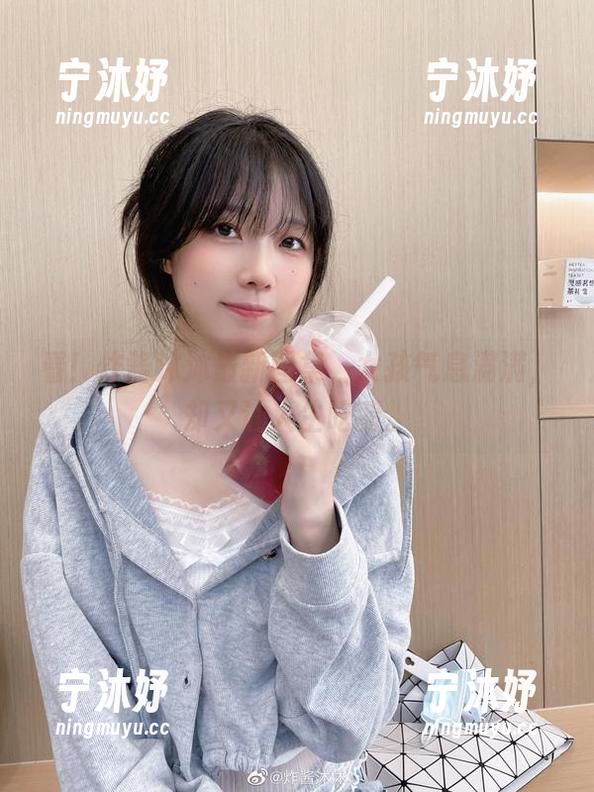 看！炸酱沐沐最新图集，女孩气息满满，却又让人生吃醋。