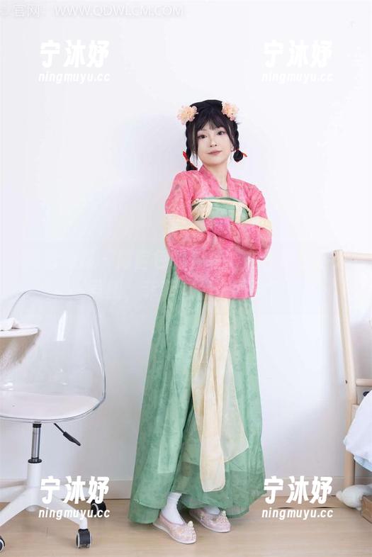 物恋传媒 - 莴苣色的套装，在合集里格外惹眼，菲菲这怎么回事？