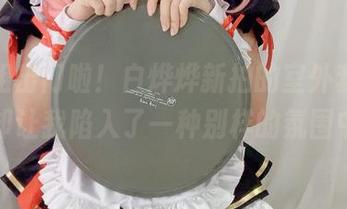 狼姐姐出门啦！白烨烨新拍的室外套图，原图却让我陷入了一种别样的氛围中……