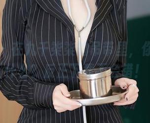 秀人网 – 在九千柒柒的吊带里，你能找到什么？反正下载不会错！