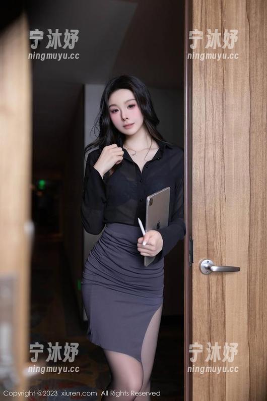 秀人网-八宝icey 秀人网 - 网盘里的八宝icey制服秀:这确实是让我惊讶的一系列作品。