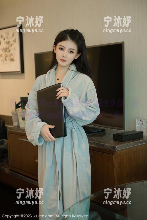 秀人网 - 我一直以为圣诞只适合小孩，结果安琪Yee的写真给我上了一课。