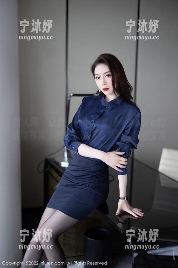 秀人网 - 让我们一起欣赏顾乔楠Cora的最新写真，顺带探讨下棉袜与气质的关系。