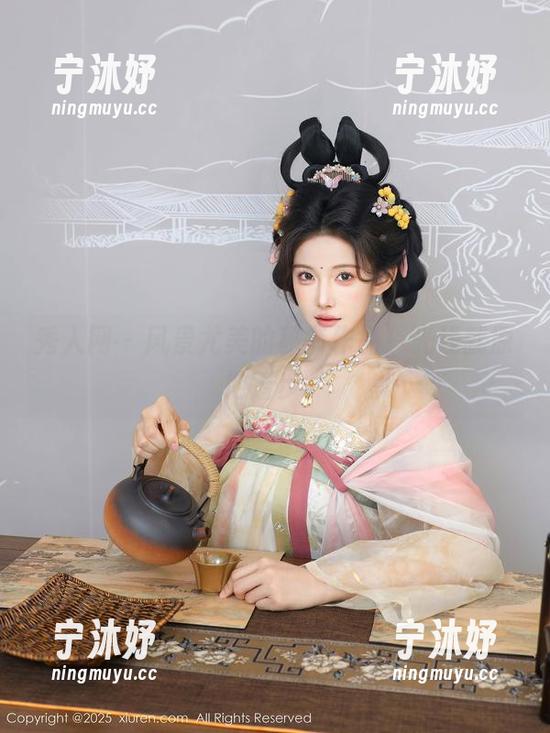 秀人网-风景尤美 秀人网 - 风景尤美的秘书作品,光线就原地踏步。