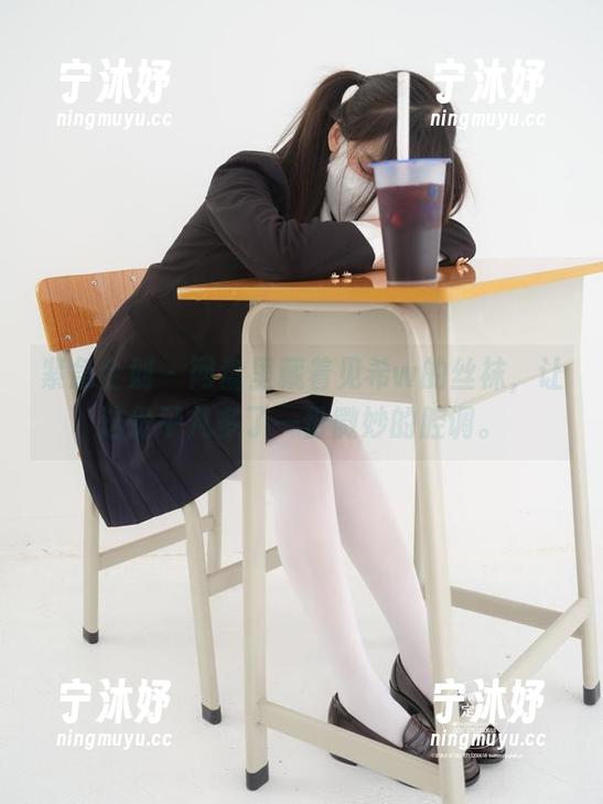 紧急企划 - 网盘里藏着见希w的丝袜，让这份平凡多了一份微妙的腔调。