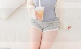 紧急企划 – 这原图里的见希w和她的白丝制服，根本不需要任何修饰，纯属我的自拍资源！
