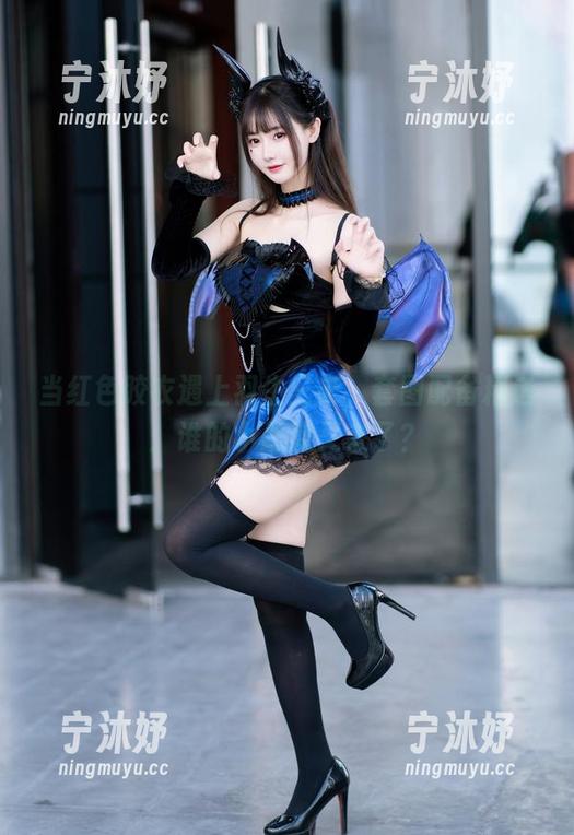 当红色胶衣遇上羽生三未，套图配备精选：谁的小恶魔又来了？