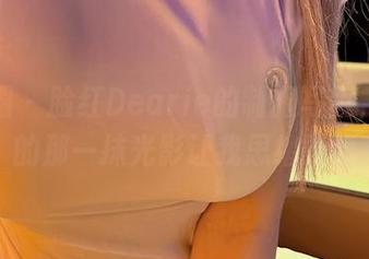 微密圈 – 脸红Dearie的制服写真，眼角的那一抹光影让我思绪飘远