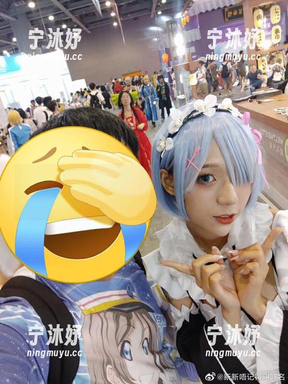 “舞小喵”的圣诞漫画：原图中我负责抱着大红包，发货你觉得行吗？