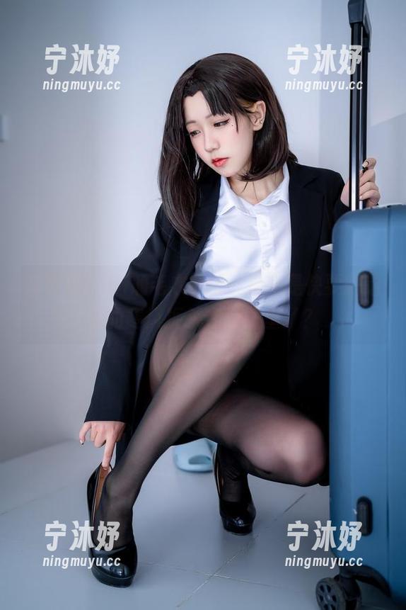 蓝小沂KiKi 蓝小沂KiKi的毛衣cos,是不是快要把这季的寒风扼杀在摇篮里了?