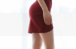 蜜桃社 – 爱丽莎Lisa穿短裤，看起来好像在私房花园里闲逛