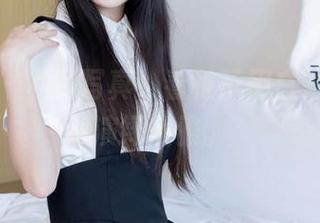 袜啵啵 – 私房写真，看稚予用白衬衫随意演绎优雅。