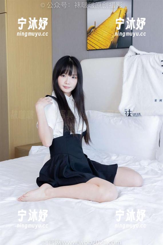 袜啵啵-稚予 袜啵啵 - 私房写真,看稚予用白衬衫随意演绎优雅。