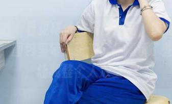 袜啵啵 – 看见稚予的黑白作品，绝无圣光干扰，图包里每一张都像是揭示了些什么，让我整个人放空了。