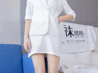 袜啵啵 – 一组精选美图，糯米的油亮薄肉丝，脚尖微加固，真有趣！
