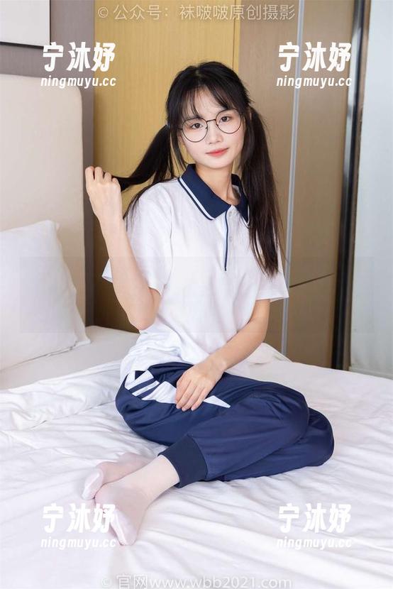 袜啵啵-芝士 袜啵啵 - 闲聊一刻:芝士银行制服写真图集,裤里悄然翻涌
