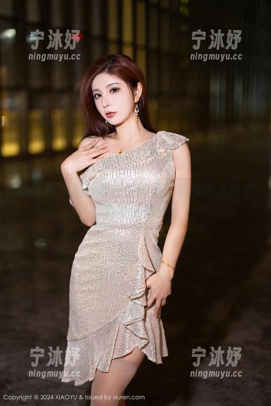 语画界-顾乔楠 语画界 - 顾乔楠私拍图集:看吊带连体衣,你会不会想多了?
