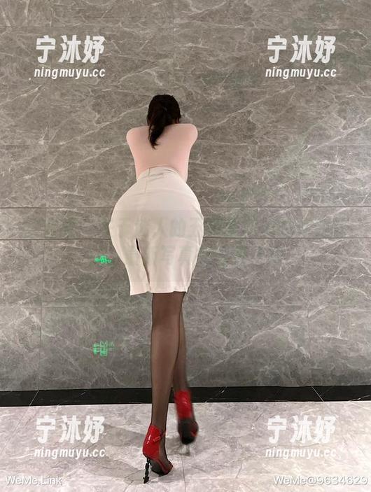 微密圈 - 关于迷人的五姨太和她的渐变丝袜，最新写真集已经上线