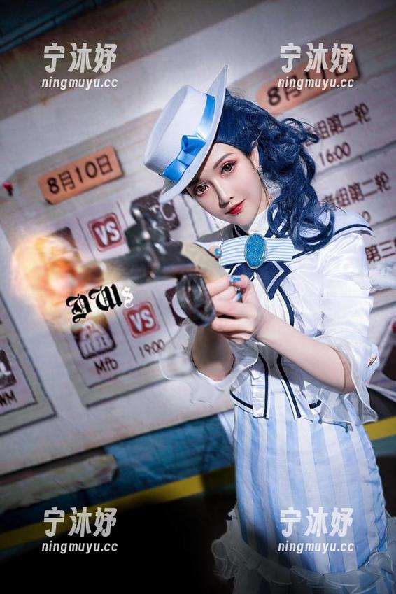 露儿大魔王 你看,随便一张美图,露儿大魔王的长腿就是焦点不是吗?