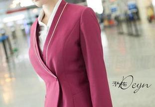 青豆客 – 私拍时一边穿职业装，我这眼神是不是太飘？顾欣怡的原图见证啦。