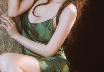 新派定制，香草喵露露呈现：紫色外套与杨枝甘露大碰撞！