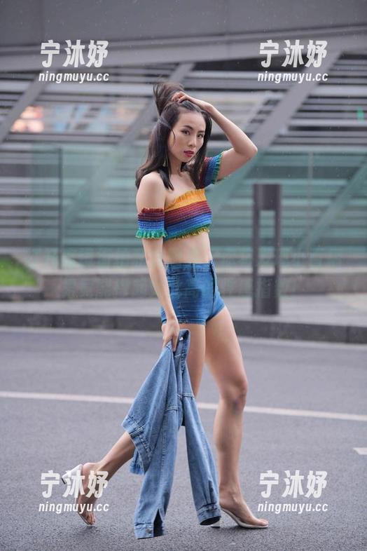 魔镜街拍 打开魔镜街拍私房图集,你将发现小百褶裙竟能撑起如此高的性感指数!